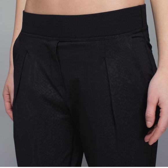 lululemon athletica Yoga Party Pant Desert Snake Embossed Black Size 2 - Picture 8 of 8